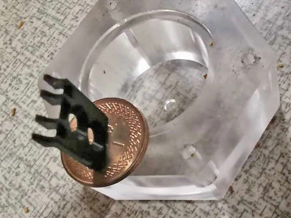 金屬零件加工：硬幣大小的小零件與透明加工件